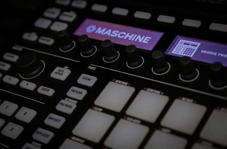 akai professional mpc studio vs maschine mk2